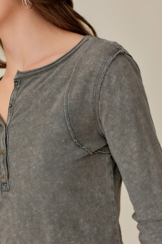 BUTTON UP FRONT RAW EDGE DETAIL TOP